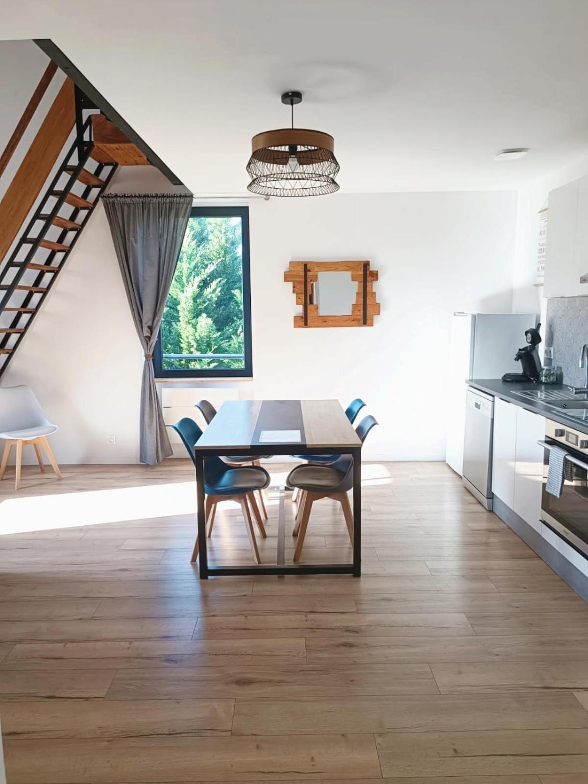 Appartement Duplex Dans Une Ancienne Usine Beaupréau-en-Mauges Exteriör bild